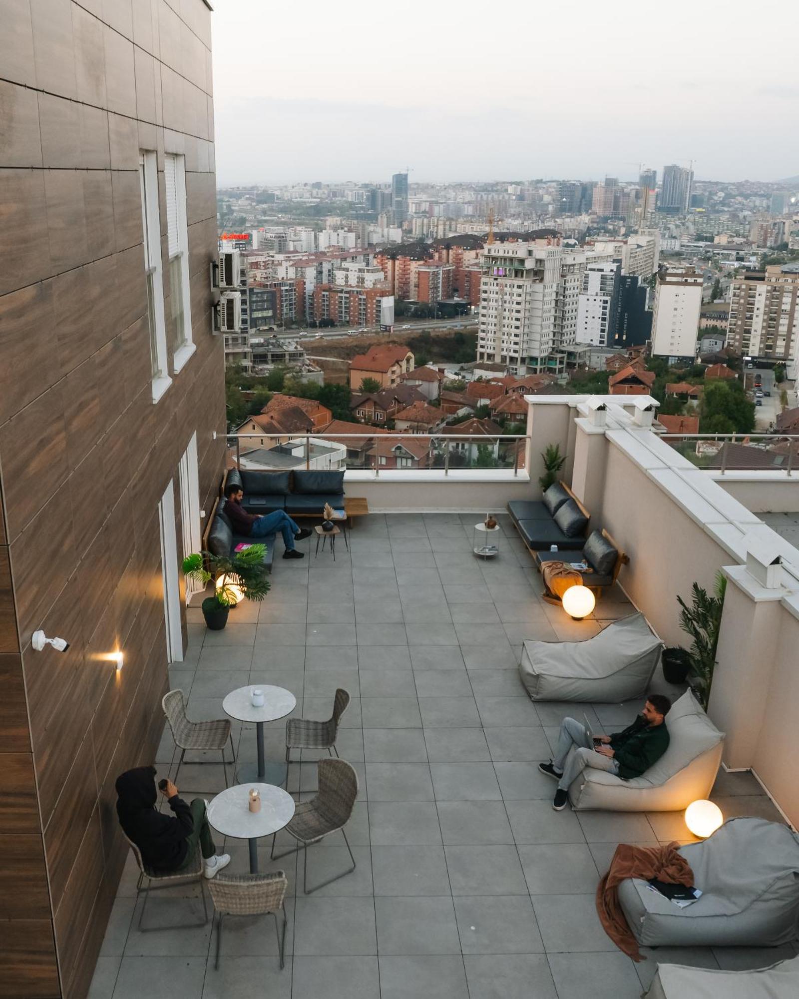 Etern Apart Hotel Pristina Exteriör bild